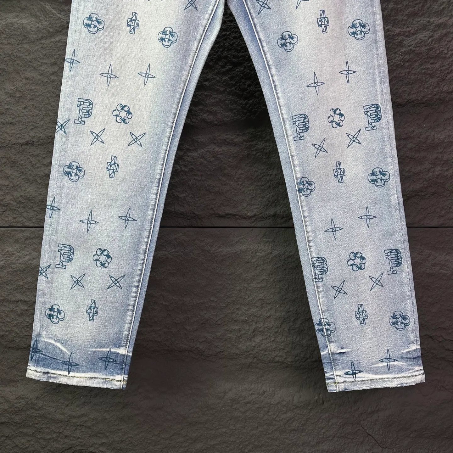 PURPLE BRAND 2025 New Arrival Fully Printed Letter Logo Couple Style Washed Loose Jeans High Version High Version Top Ceiling Quality Styles with different washed textures are very friendly to people with thin legs and thick legs. The straight version is very flattering to the leg shape. Moderate length that never goes out of style, easy to match with casual, basic styling for various styles, a must-have in the wardrobe! The fabric is stiff but also makes the upper body soft without losing texture. The washing process is even more perfect. It is a must-have item for everyone! ! ! Washed wheat, hang tag, pants label, three labels complete Color: Light Blue Size: 28, 29, 30, 31, 32, 33, 34, 36, 38